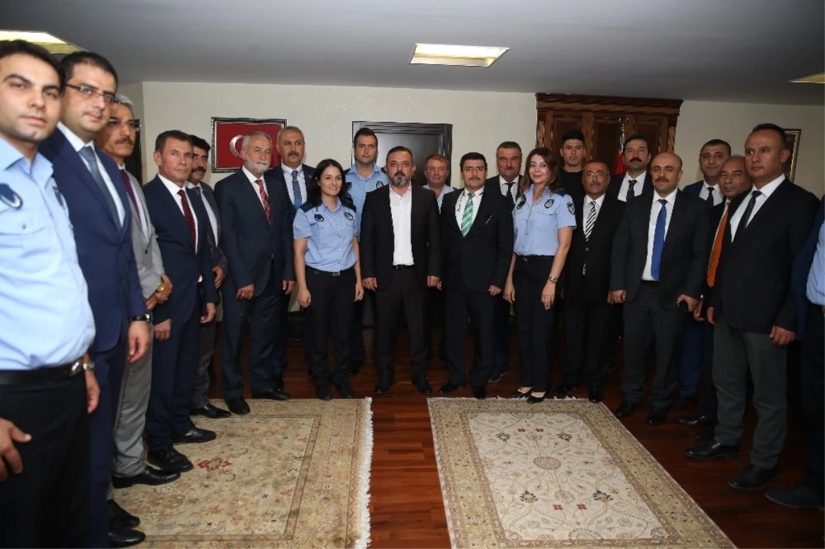 Zabıtalar Başkan Ercan\'ı Makamında Ziyaret Etti