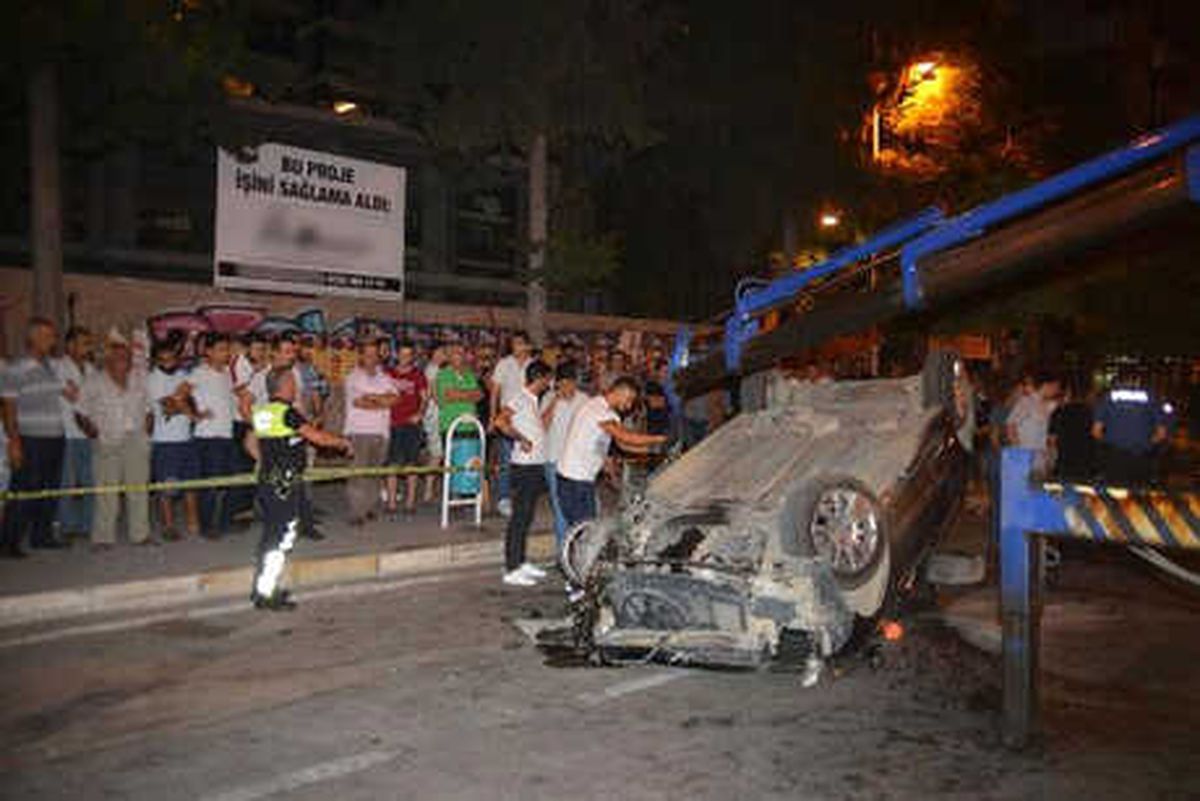 Adana\'da Otomobil Devrildi: 4 Yaralı