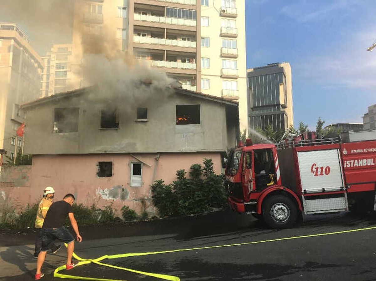Ataşehir\'de Metruk Binada Yangın