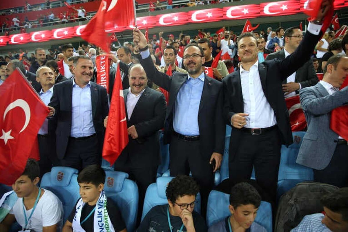 Bakanlar Taraftarlarla Birlikte Maçı İzlediler