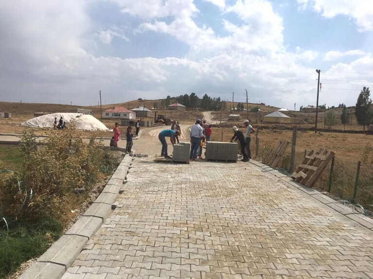 Çaldıran\'da Yol Yapım Çalışması