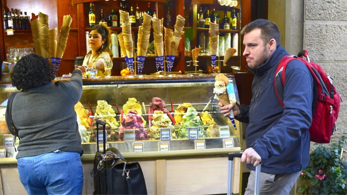 Floransa Sokaklarında Durarak ya da Oturarak Yemek Yemek Yasaklandı