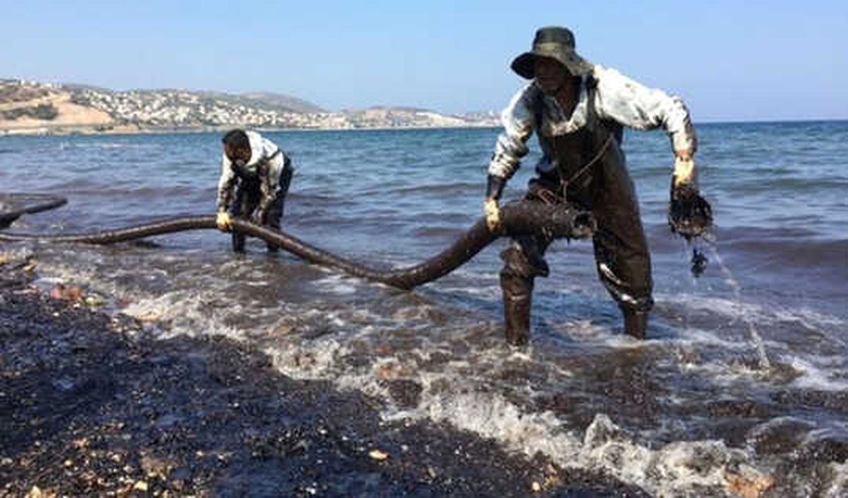 Foça\'da Denizi Kirleten Gemi Tespit Edildi