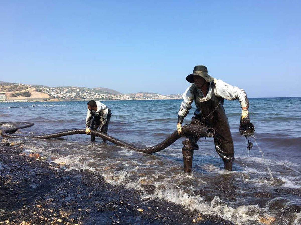 Foça\'yı Kirleten Geminin 18 Mürettebatı İfadeye Çağrıldı