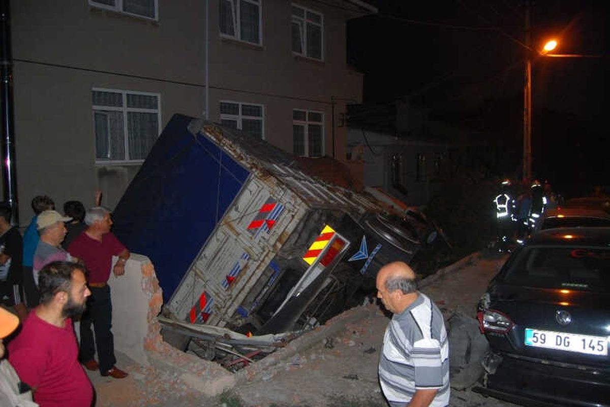 Freni Patlayan Kamyon Evin Bahçesine Uçtu