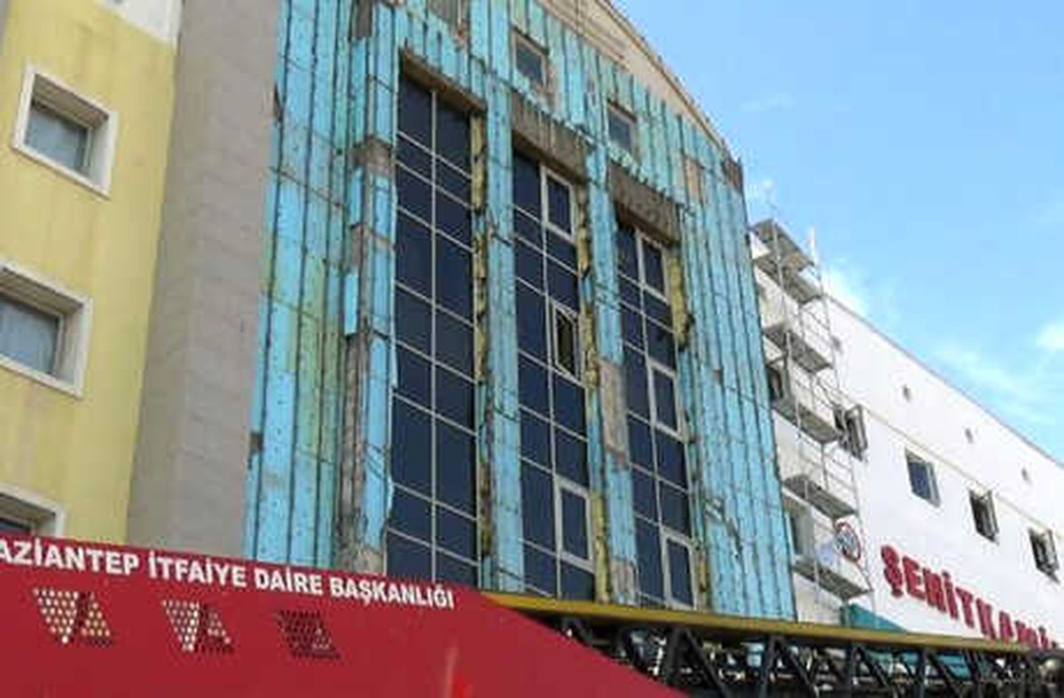 Hastane Önündeki Demir İskele Çöktü: 4 İşçi Yaralı