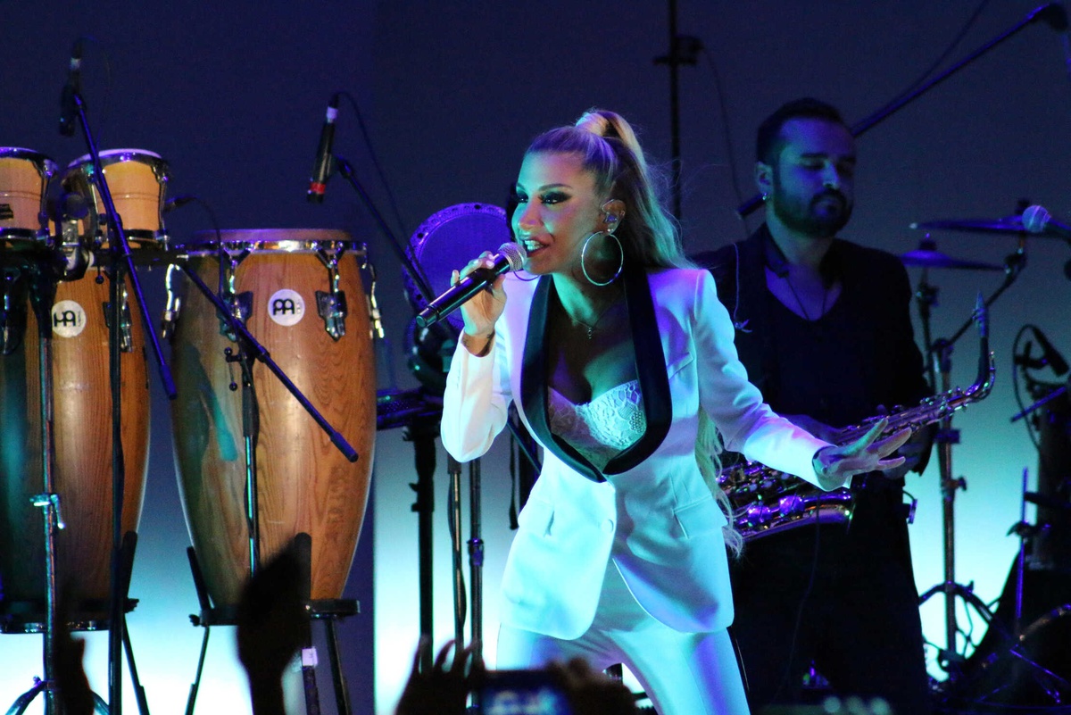 İrem Derici İsfanbul\'da Binlerce Kişiyi Coşturdu
