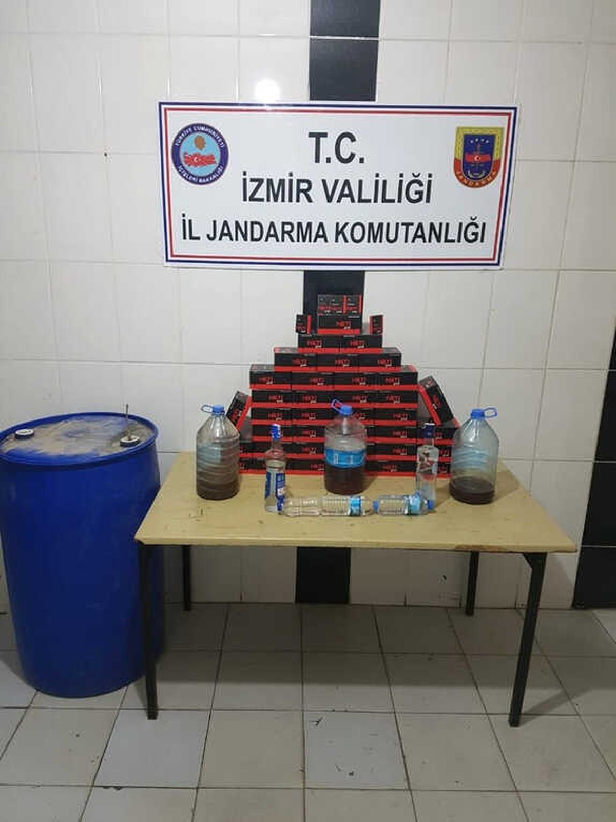İzmir\'de Kaçak İçki Operasyonu: 1 Gözaltı