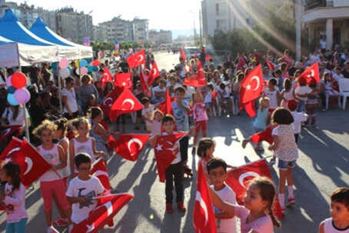 İzmirli Çocuklar Geleneksel Çocuk Oyunlarında Buluştu