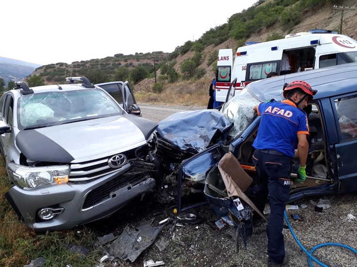 Kamyonetle Otomobil Kafa Kafaya Çarpıştı: 2 Yaralı