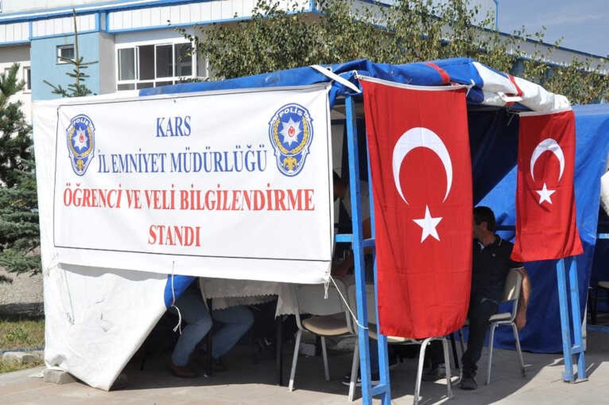 Kars\'ta Polis Üniversite Öğrencilerini Bilgilendiriyor