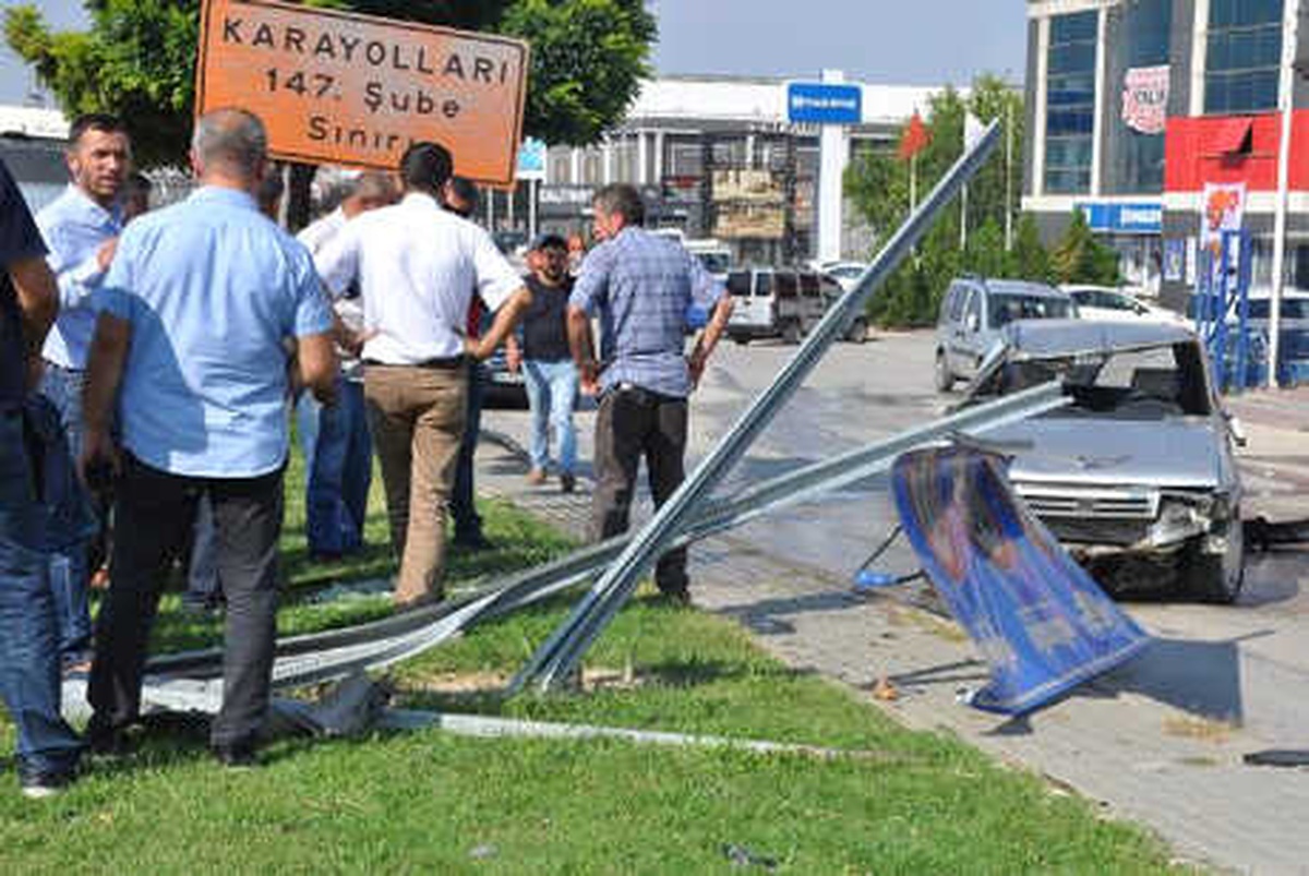 Kaza Yaptığı Otomobilinin Yanından Ayrılmak İstemedi