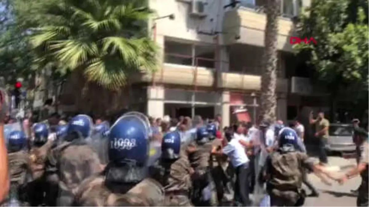 KKTC\'de Hayvan Üreticileri Rum Sınırına Yürüdü, Polisle Çatıştı