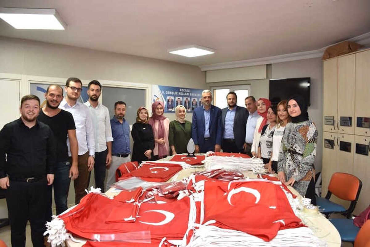 Kocaeli\'de Ak Partili Gençlerden Örnek Bayrak Sevgisi