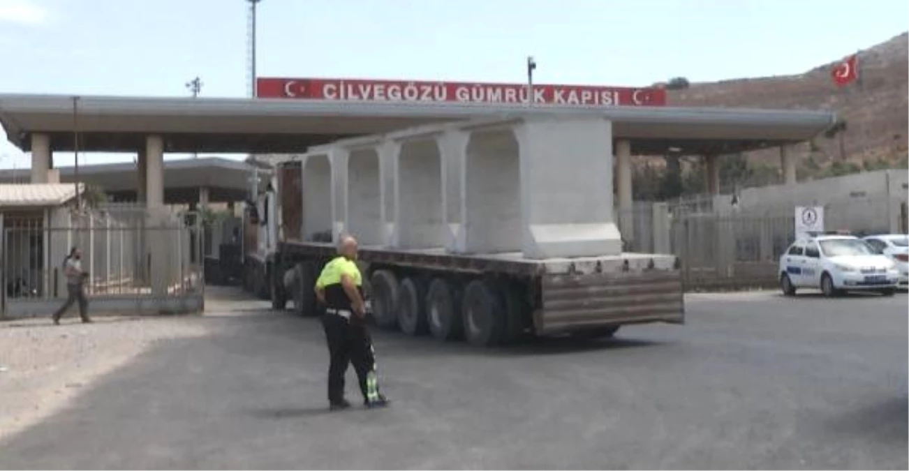 Konteyner ve Beton Blok Yüklü Tır\'lar Suriye Yolunda