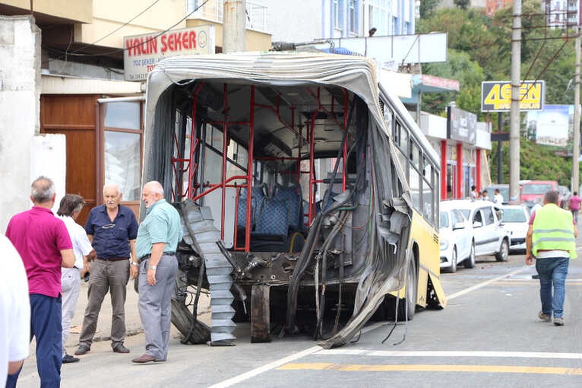 Körüklü Belediye Otobüsü Ortadan İkiye Ayrıldı: 3 Yaralı