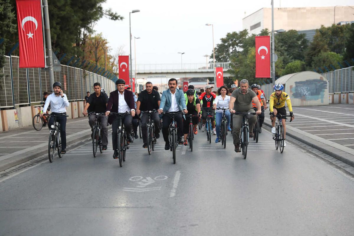 Makam Aracını Terk Eden Başkanlar, Pedal Çevirdi