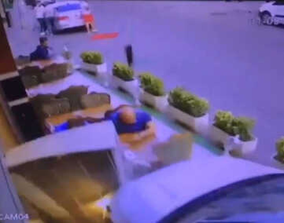 Otomobil Restorana Daldı, Üç Kişi Ölümden Böyle Kıl Payı Kurtuldu
