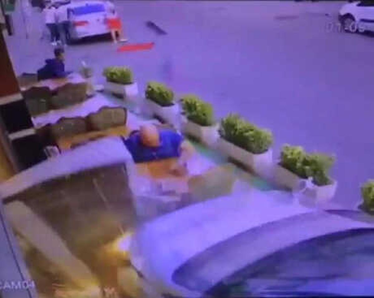 Otomobil Restoranın Dışındaki Masalara Daldı: 3 Yaralı