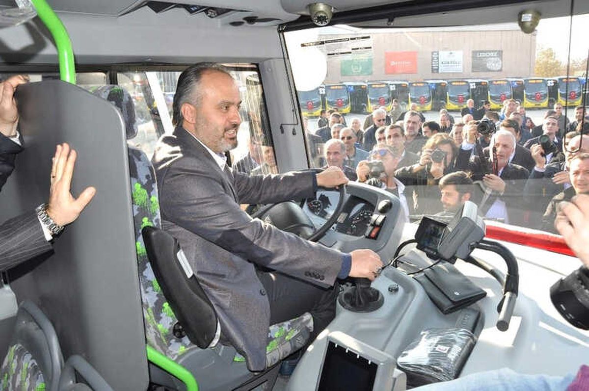 Büyükşehir 10 Ayda Makam Araçlarından 12 Milyon Lira Tasarruf Etti