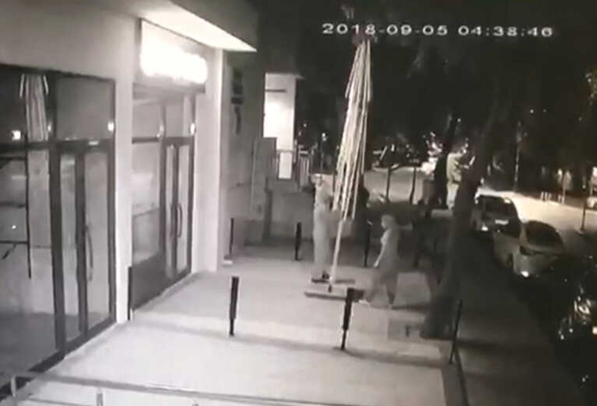 İstanbul\'da Dev Şemsiyeyi Halterci Gibi Kaldırıp Çalan Kadın Hırsızlar Kamerada