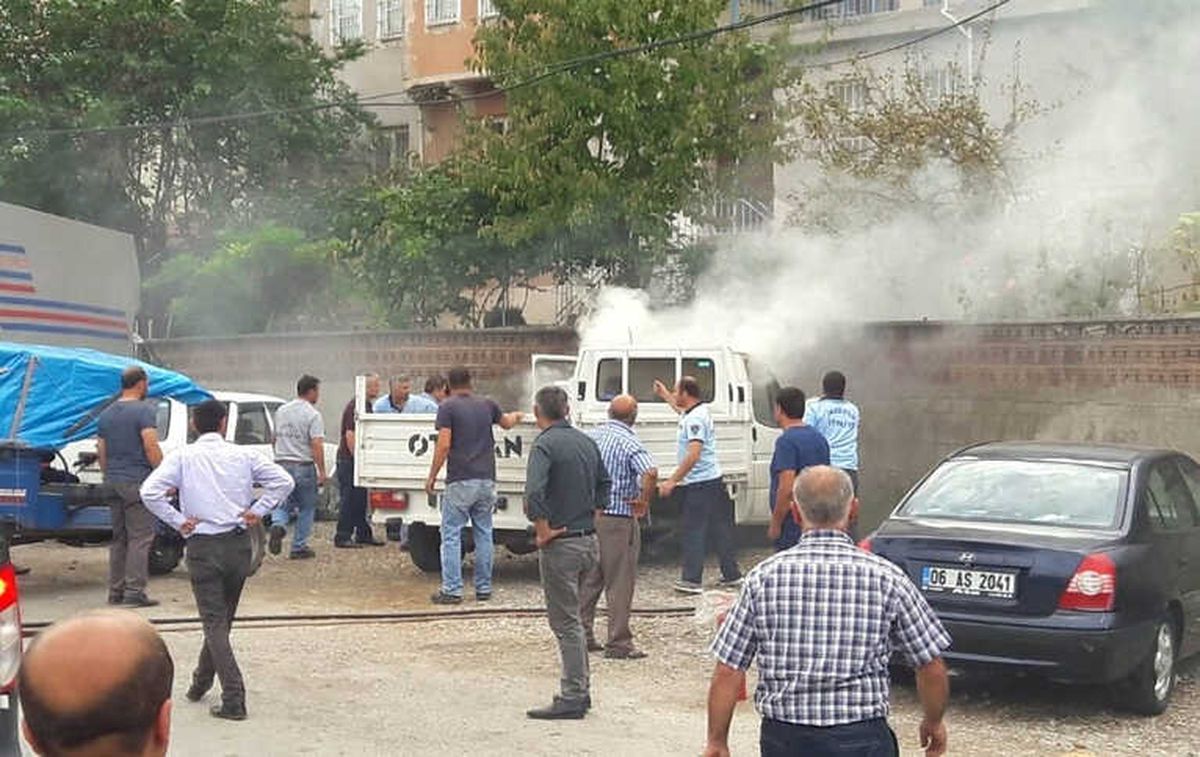 Park Halindeki Kamyonette Yangın Çıktı