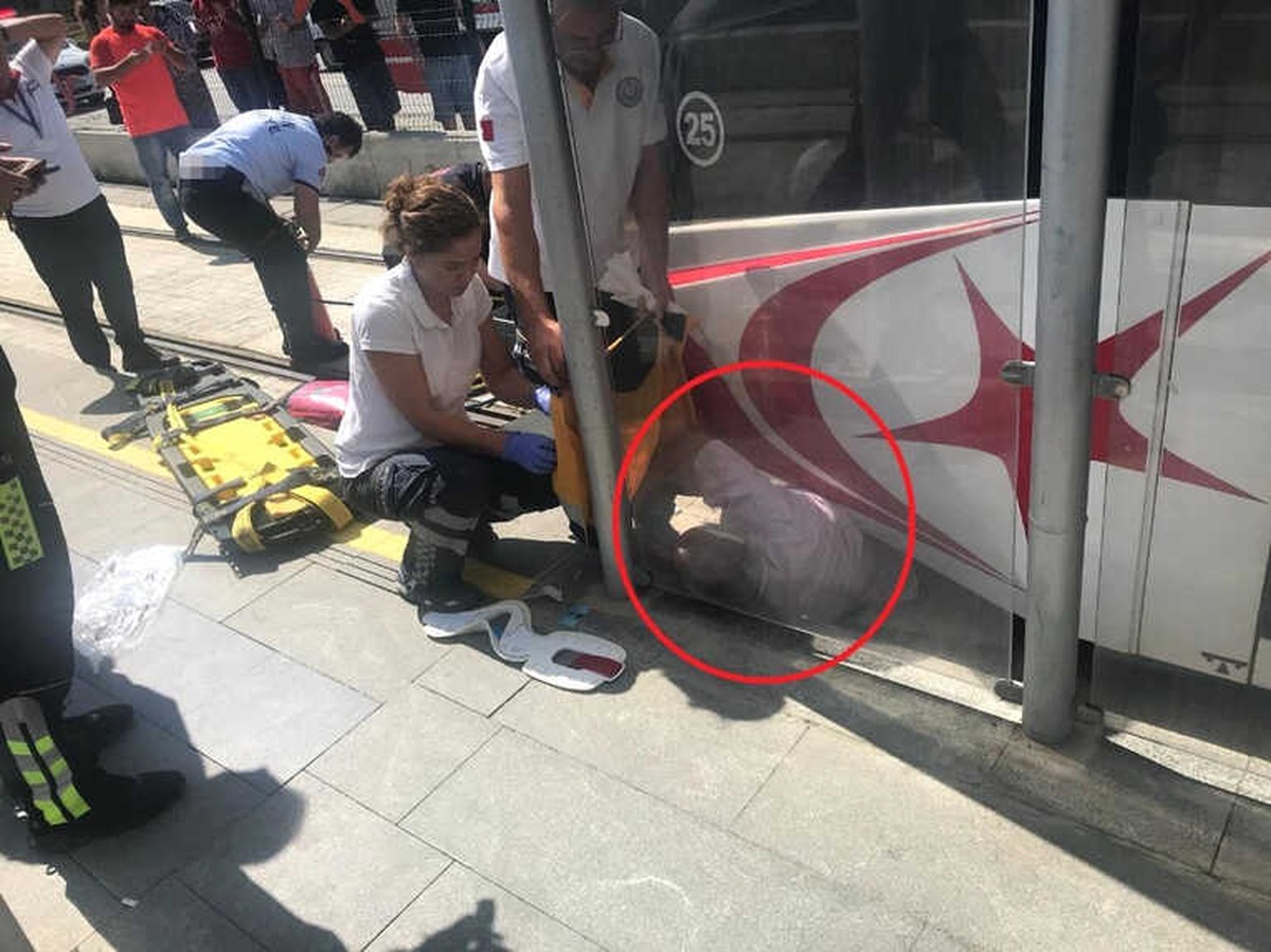 Samsun\'da Tramvay Yayaya Çarptı: 1 Yaralı