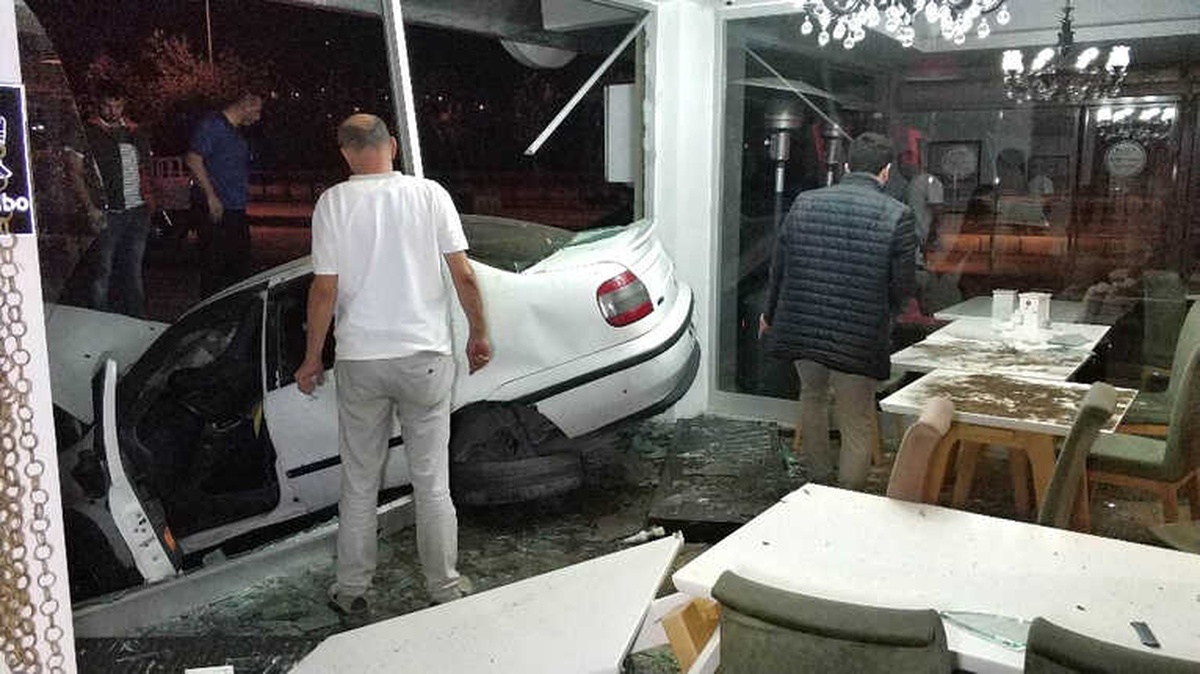 Samsun\'da Yoldan Çıkan Otomobil Lokantaya Girdi: 2 Yaralı