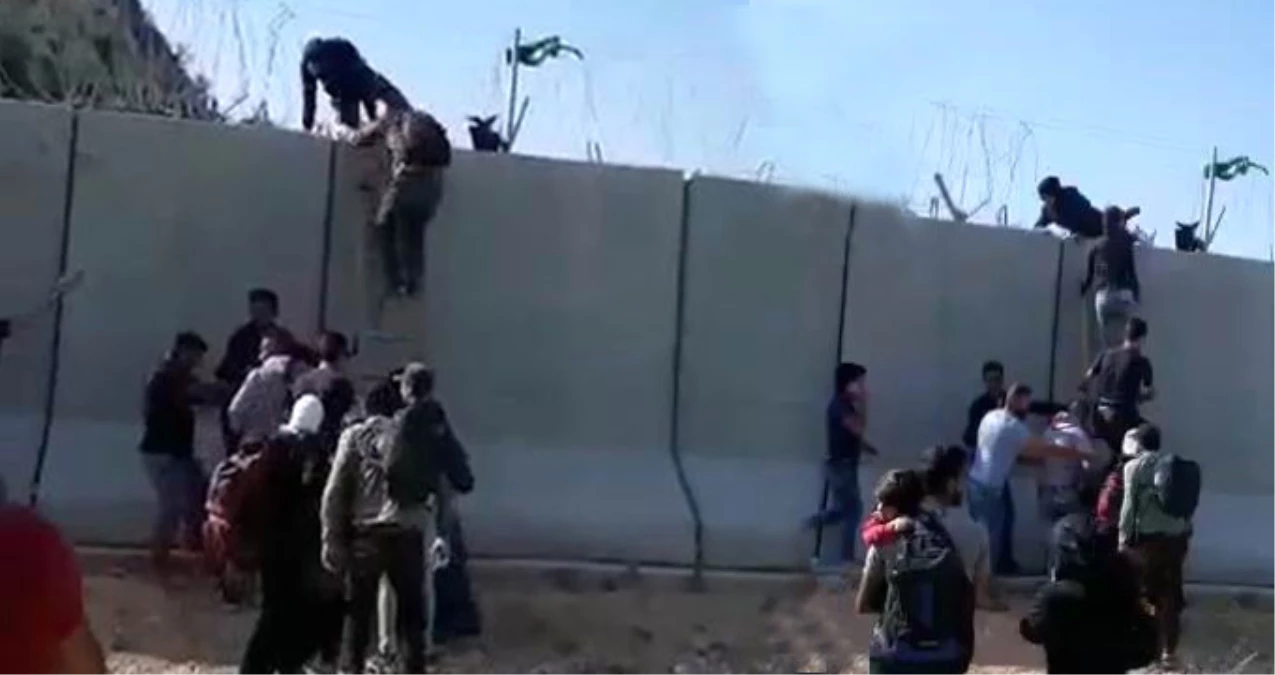 Savaştan Kaçan Mülteciler, Sınırdaki Duvara Merdiven Dayayıp Türkiye\'ye Geçti