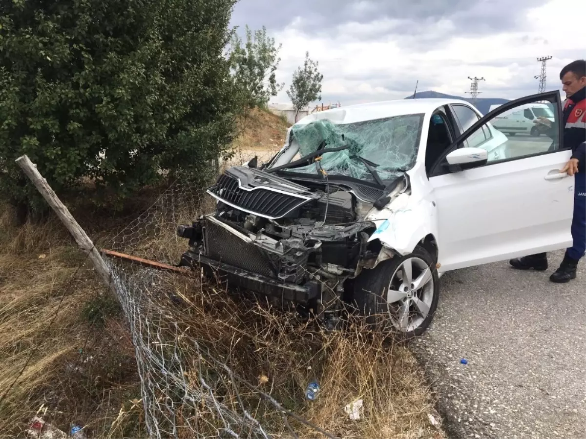 Seyir Halindeki Araç Park Halinde Bulunan Kamyonete Çaptı; 6 Yaralı