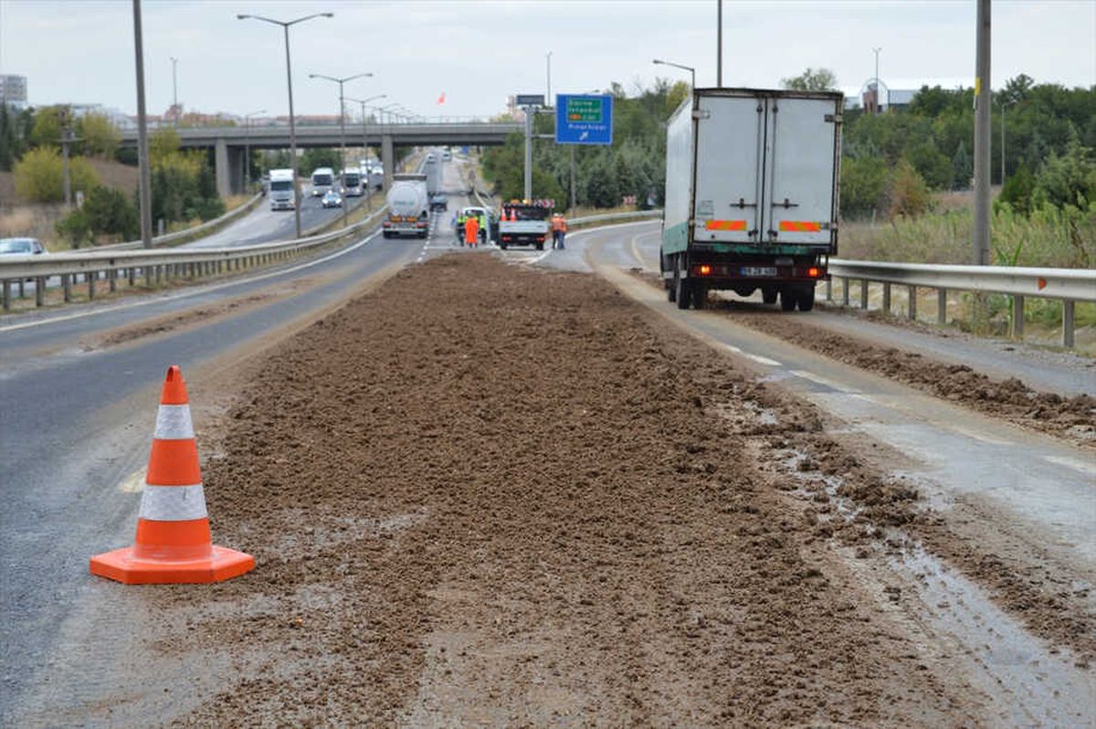 Seyir Halindeki Tırdan Dökülen Gübre Trafiği Aksattı