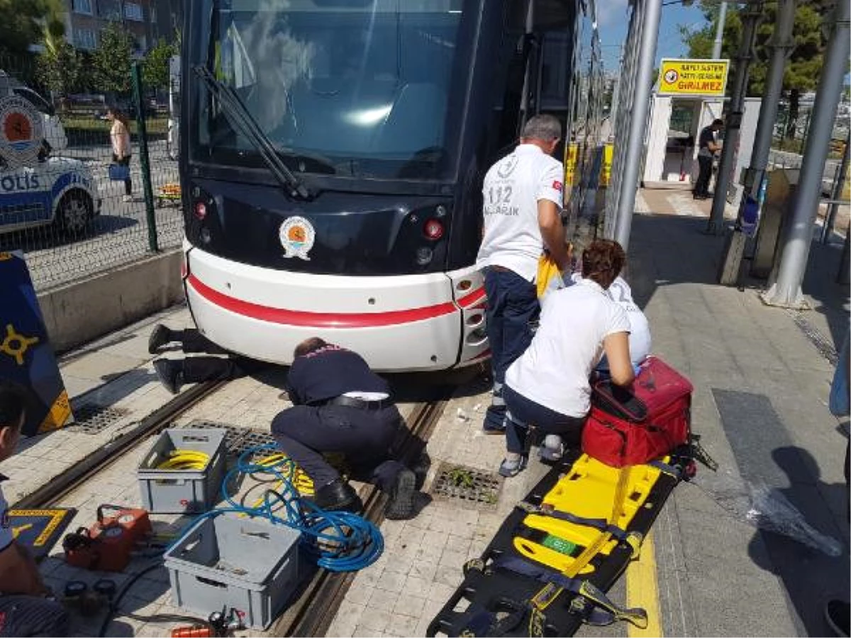 Samsun\'da Yolun Karşısına Geçmeye Çalışan Yaşlı Adam, Tramvayın Altında Kaldı