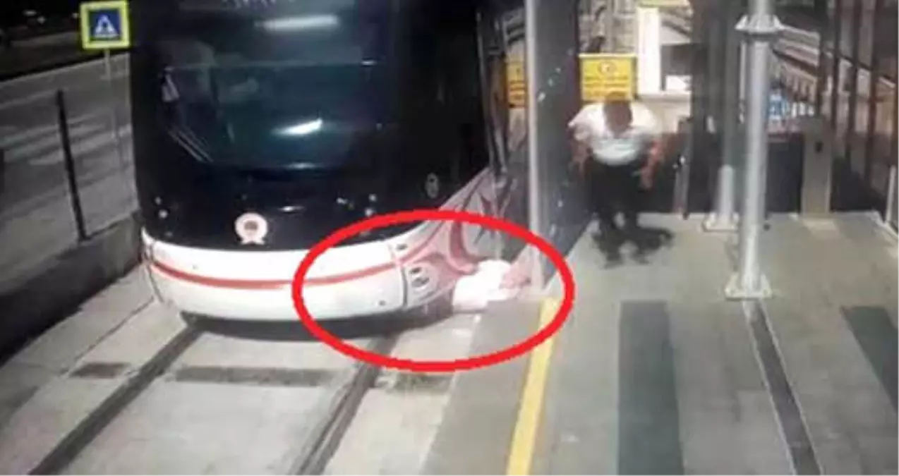 Tramvayın Yayaya Çarpma Anı Kameraya Yansıdı