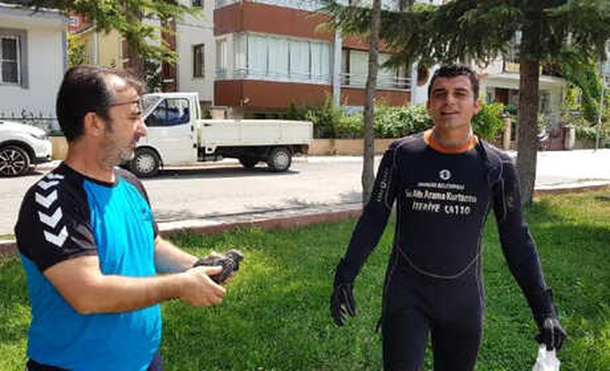 Yosunlara Takılan Güvercini Öğretmen Fark Etti, Su Altı Ekibi Kurtardı