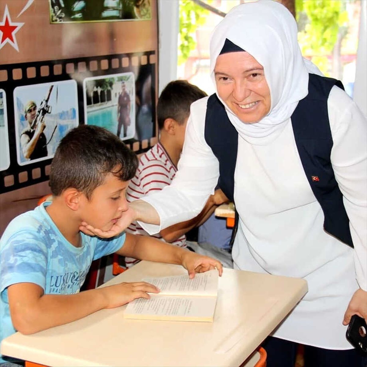 AK Parti Hatay Kadın Kolları\'ndan Kitap Bağışı