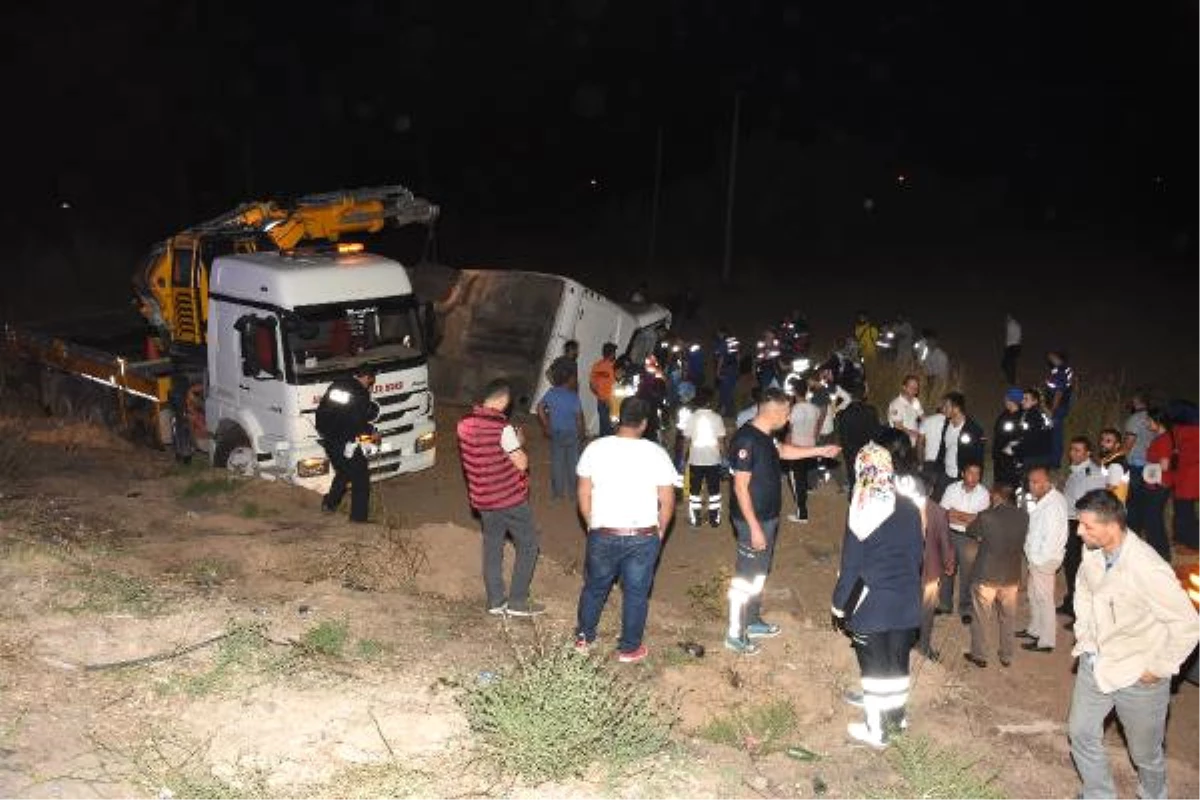 Aksaray\'da Yolcu Otobüsü Şarampole Devrildi: 6 Ölü, 44 Yaralı
