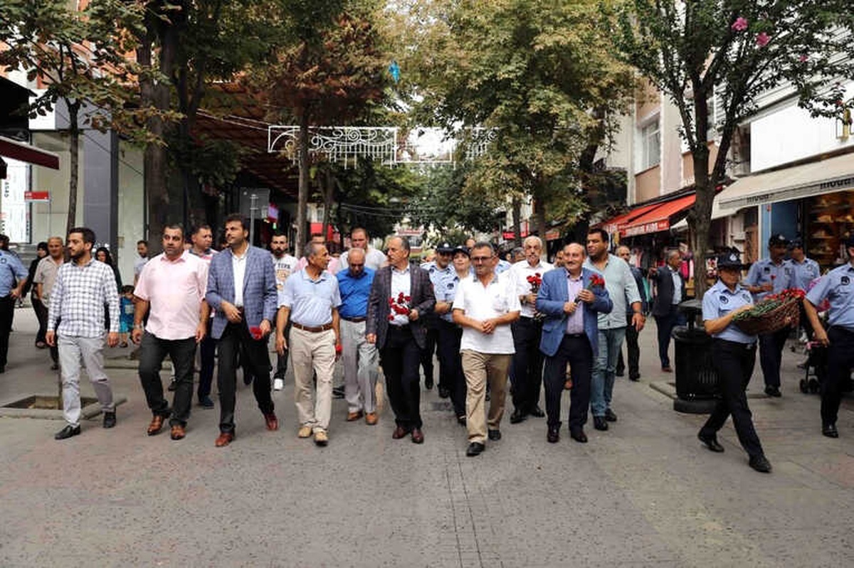 Bağcılar Belediyesi Zabıta Personeli Esnafa ve Vatandaşa Karanfil Dağıttı