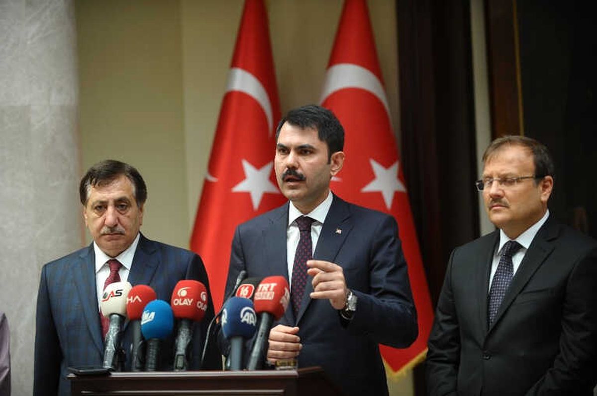 Bakan Kurum: "Foça\'da Bir Hafta İçinde Denize Girilecek"