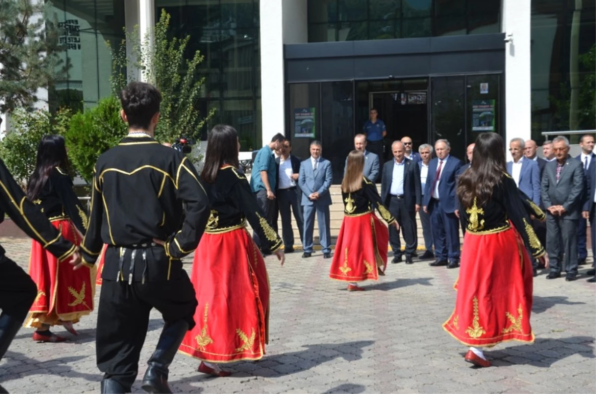 Bakan Turhan: "Ulaşım Alanında Gerçekleştirilen Her Yatırım Türkiye\'nin ve Artvin\'in Ekonomik...