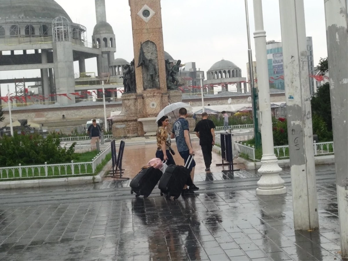 Beyoğlu\'nda Vatandaşlar Yağmura Hazırlıksız Yakalandı