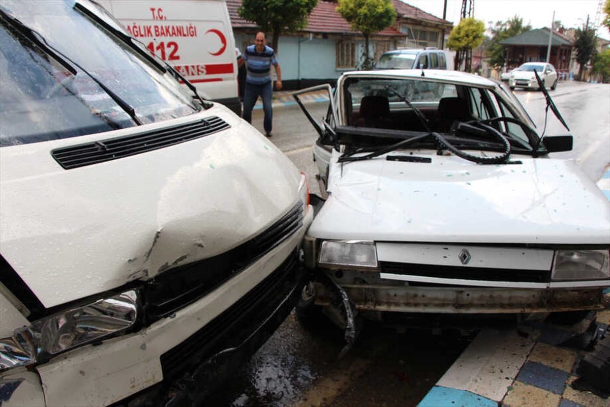 Bilecik\'te Trafik Kazası: 3 Yaralı