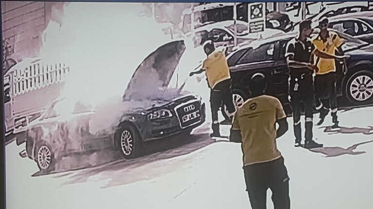 Bir Anda Motorundan Duman Çıkan Otomobili Akaryakıt İstasyonu Görevlileri Söndürdü