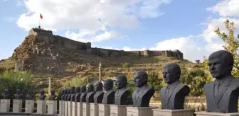 Bölge Aşıklarının Heykelleri Kars Kalesi Eteklerinde Sergileniyor