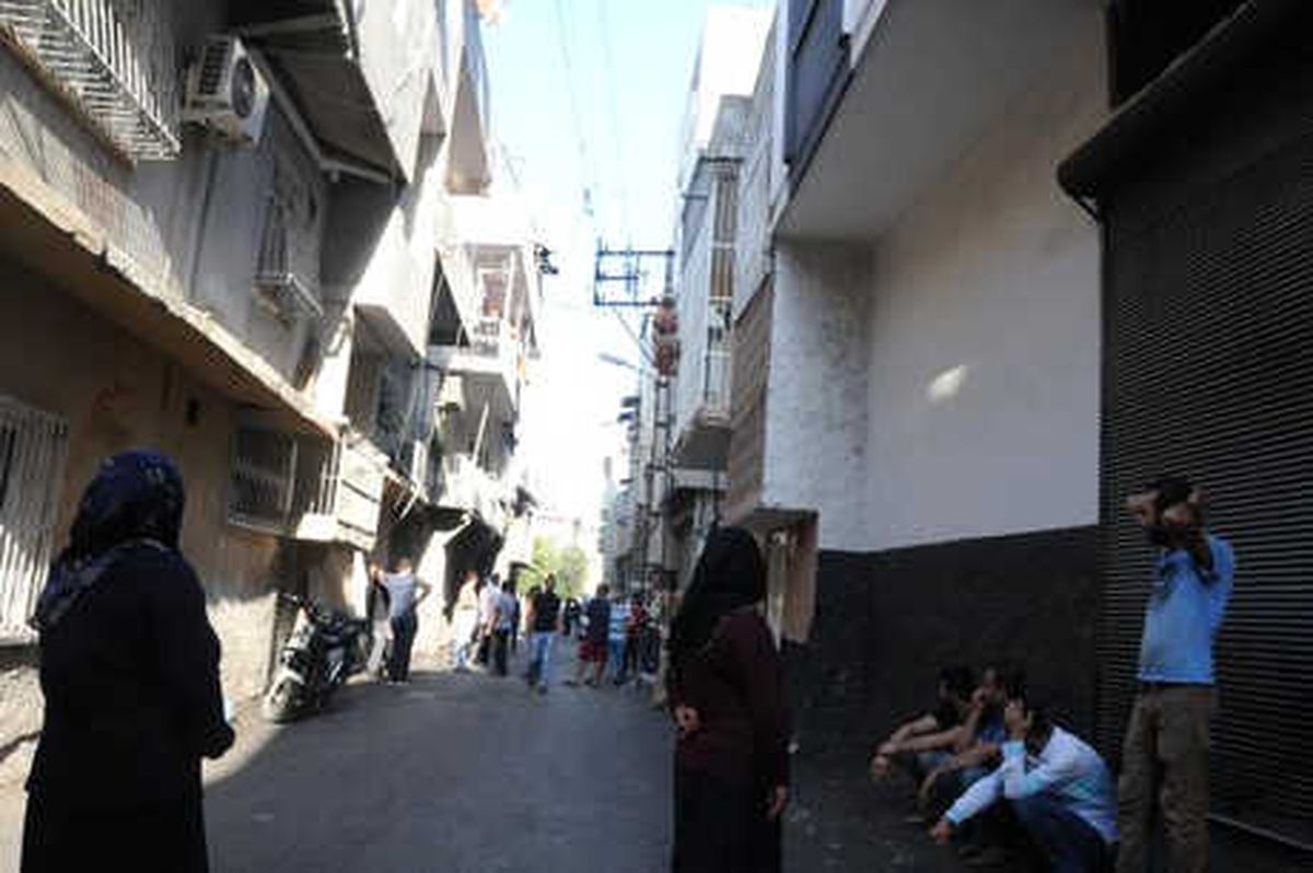 Cezaevinden Denetimli Çıktı, Odasında Kendini Astı