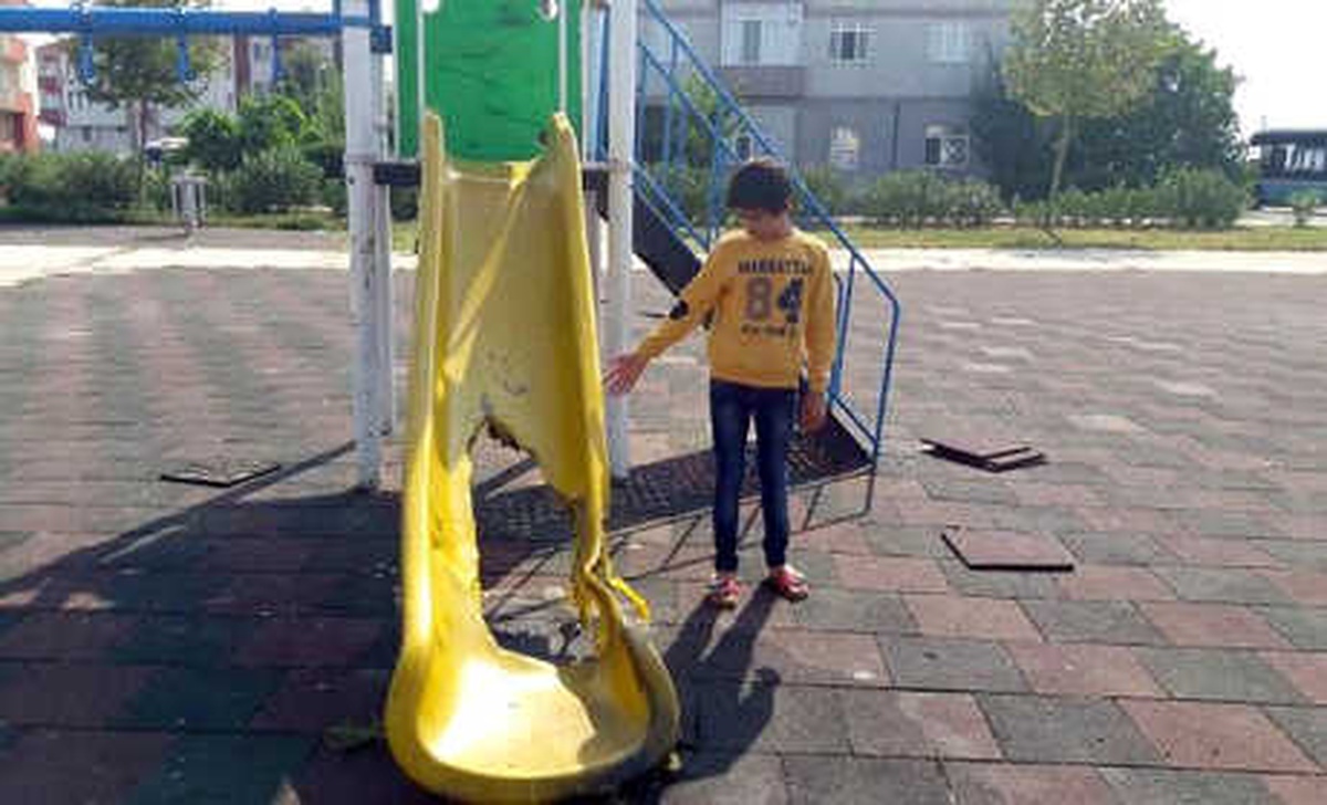 Çocuk Parkındaki Kaydırak Yakıldı, Salıncaklar Çalındı