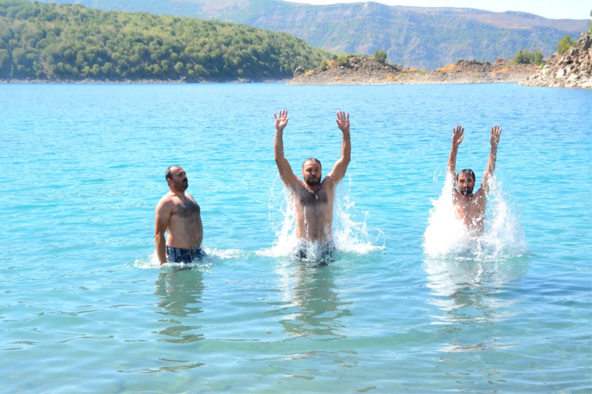 Dünyanın İkinci Büyük Krater Gölünde Serinliyorlar