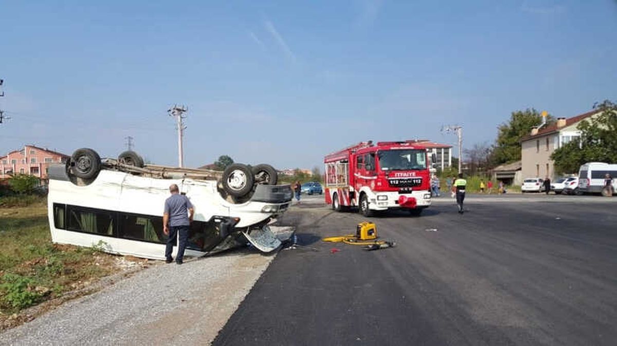 Düzce\'de Kaza Yapan Minibüs Ters Döndü: 2 Yaralı