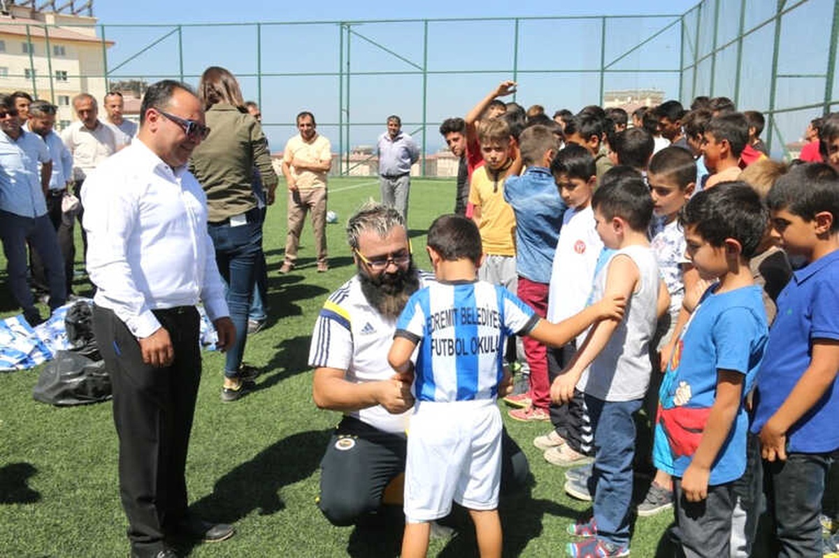 Edremit Belediyesi Futbol Okulu Açıldı