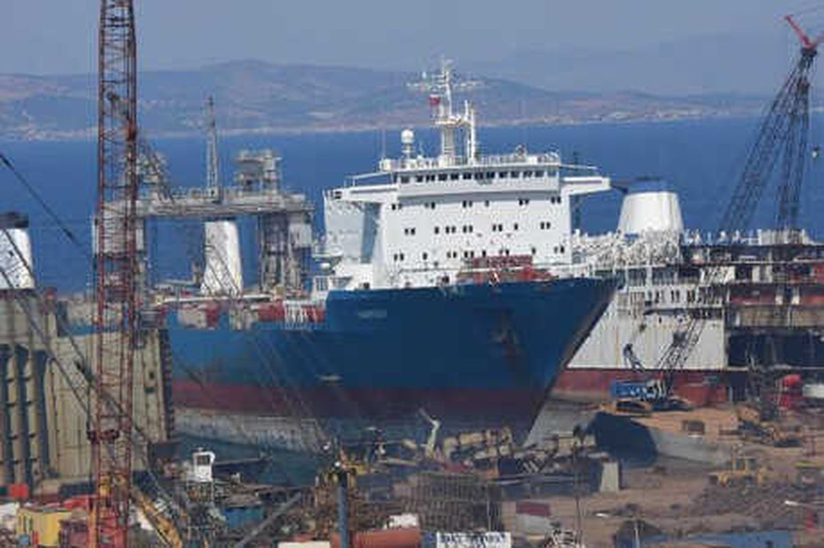 Foça\'da Denize Yakıt Akıtan Gemi Söküm İçin Karaya Çıkarılmış