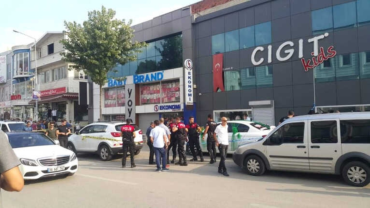 Gelin Arabasıyla Geldi, Kaleşnikofla Kuyumcuyu Vurup Soymaya Kalktı